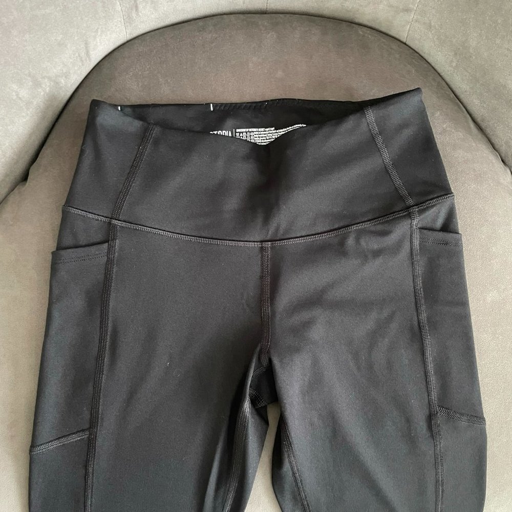 Victoria's Secret Knockout Capri Leggings Size S Black